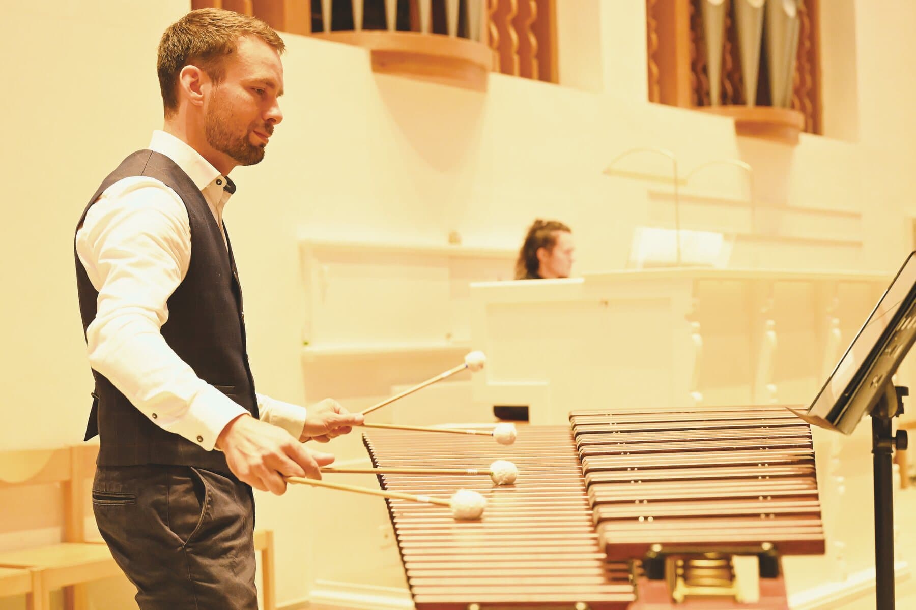 Musiker spielt ein Schlaginstrument in einer Kirche an der Kulturnacht 2024