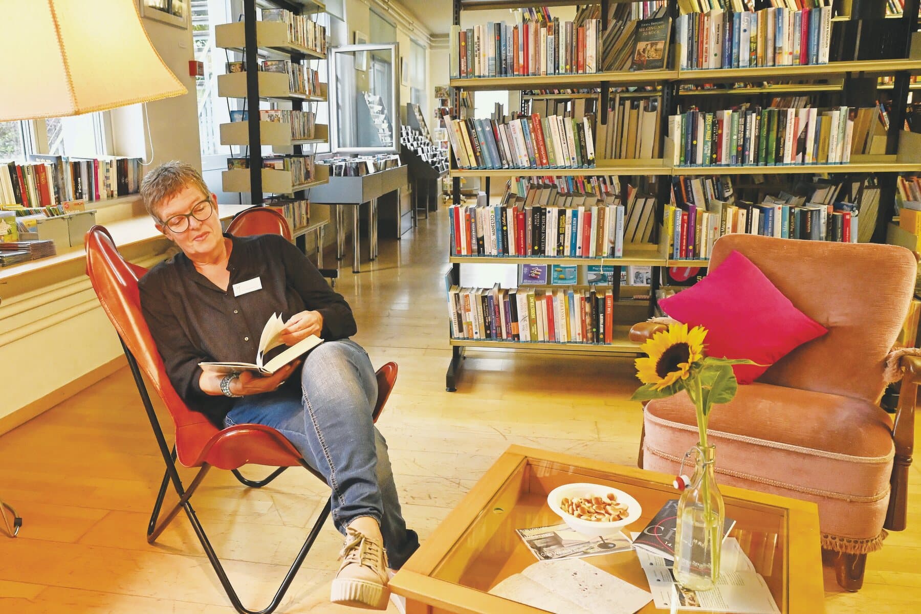 Lesender Besucher in einer Bibliotheksecke an der Kulturnacht 2024
