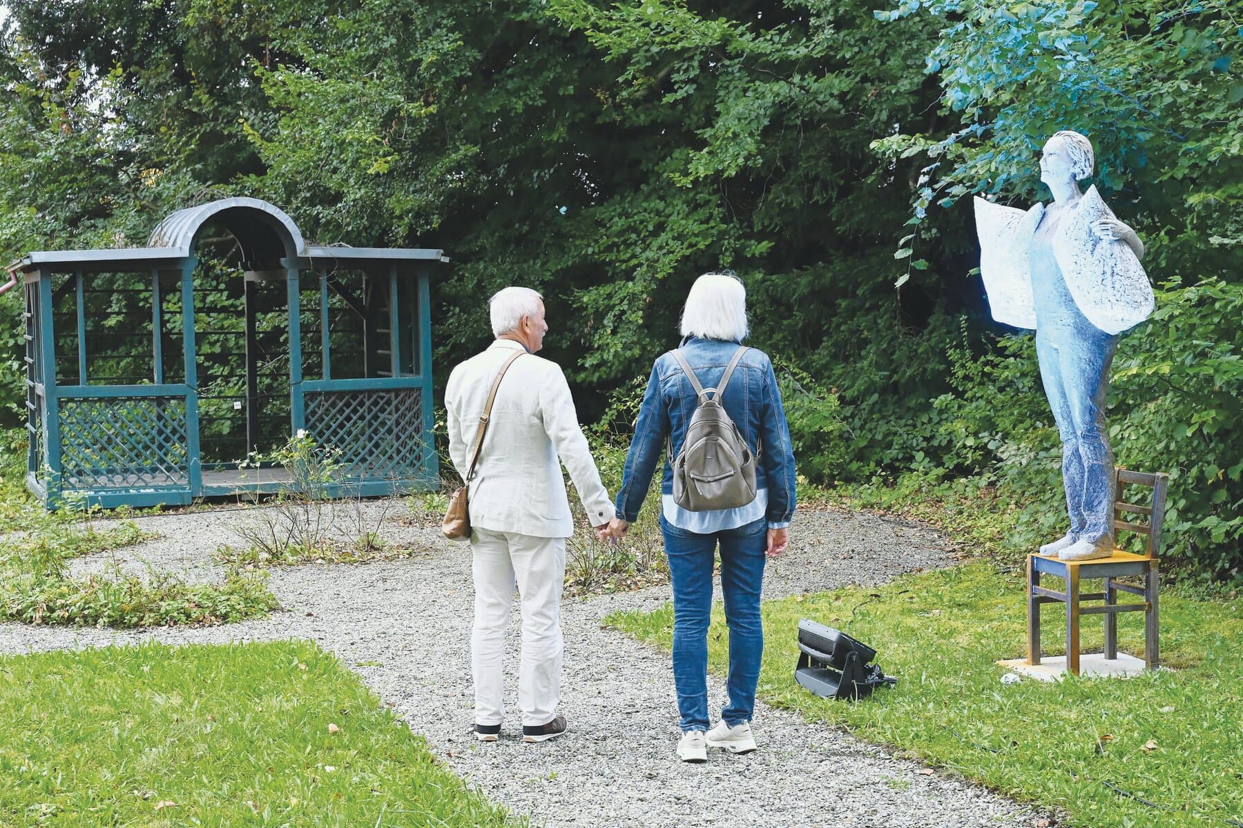 Drei Menschen vor einer Ausseninstallation an der Kulturnacht 2024