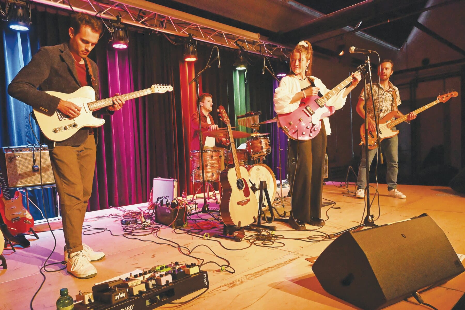 Band spielt auf einer farbig beleuchteten Bühne an der Kulturnacht 2024